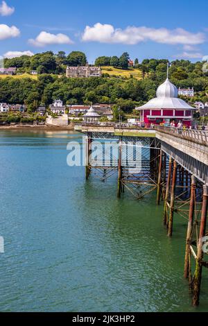 Garth Pier in Bangor mit Blick auf die Isle of Anglesey über die Menai Strait, Gwynedd, Nordwales Stockfoto