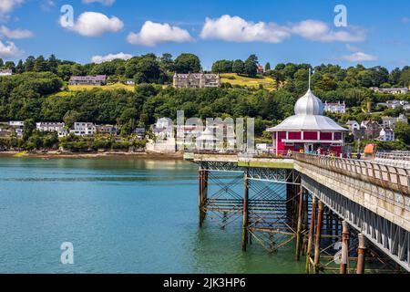 Garth Pier in Bangor mit Blick auf die Isle of Anglesey über die Menai Strait, Gwynedd, Nordwales Stockfoto