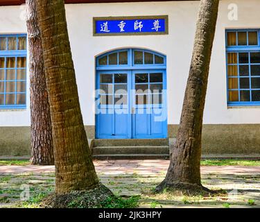 Chinesisches Gebäude mit chinesischen Schriftzeichen an der Tür Stockfoto