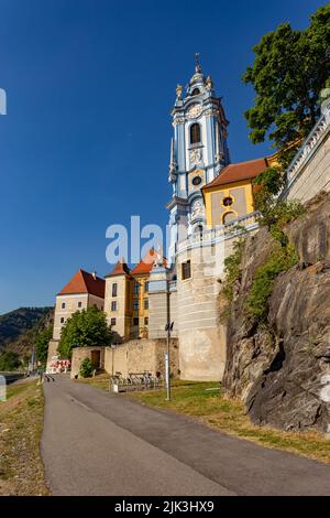Die Kirche von Durnstein in Wachau an der Donau, ein UNESCO-Weltkulturerbe von Österreich Stockfoto