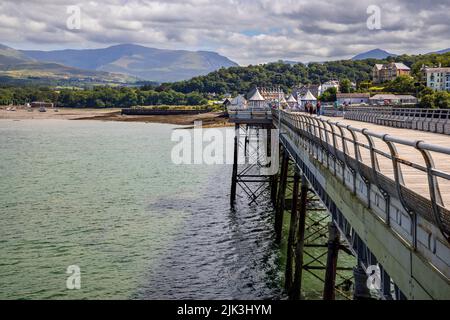 Garth Pier in Bangor mit Blick auf die Snowdonia Mountains, Gwynedd, Nordwales Stockfoto