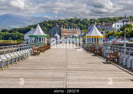 Garth Pier in Bangor mit Blick auf das Festland und die Snowdonia Mountains, Gwynedd, Nordwales Stockfoto