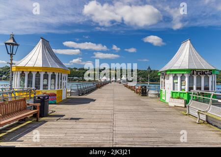 Garth Pier in Bangor mit Blick auf die Isle of Anglesey über die Menai Strait, Gwynedd, Nordwales Stockfoto