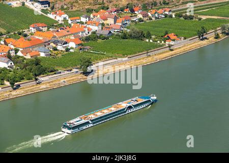 Turistenschiff auf der Donau bei Krems Stadt in der Wachau. Niederösterreich. Stockfoto