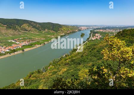 Blick auf die Donau in der Wachau und Krems-Stadt am Horizont. Niederösterreich. Stockfoto