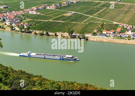 Turistenschiff auf der Donau bei Krems Stadt in der Wachau. Niederösterreich. Stockfoto