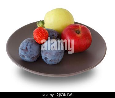 Ich habe gerade Pflaumen, Äpfel und Erdbeeren auf dem Teller gepflückt Stockfoto