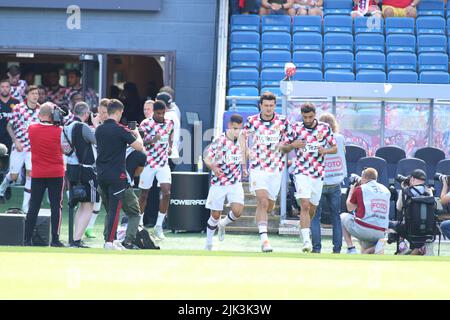 Oslo, Norwegen, 30.. Juli, die Spieler von Manchester United betreten vor dem Spiel das Ulleval Stadium, Credit: Frode Arnesen/Alamy Live News Stockfoto