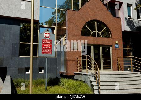 Wrocław, POLEN - 28. JULI 2022: Haupteingang zum Departement Mathematik, Universität für Wissenschaft und Technologie in Breslau Stockfoto