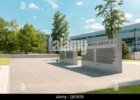 Wrocław, POLEN - 28. JULI 2022: Denkmal zum Gedenken an die Professoren der Technischen Universität Wrocław auf dem Innenhof des Gebäudes C-13 Stockfoto