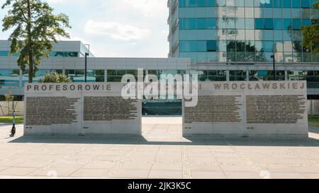 Wrocław, POLEN - 28. JULI 2022: Denkmal zum Gedenken an die Professoren der Technischen Universität Wrocław Stockfoto