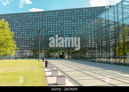 Wrocław, POLEN - 28. JULI 2022: Wroclaw University of Science and Technology, C-13 Building Courtyard Stockfoto