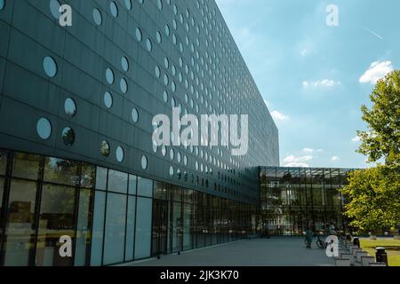 Wrocław, POLEN - 28. JULI 2022: Innenhof des Gebäudes C-13, Universität für Wissenschaft und Technologie Wrocław Stockfoto