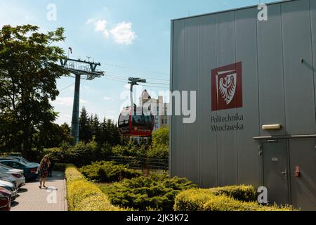 Wrocław, POLEN - 28. JULI 2022: Seilbahn 'Polinka' auf dem Campus der Technischen Universität Wrocław Stockfoto