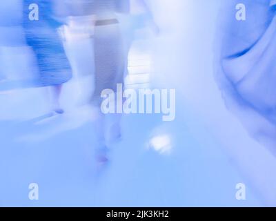 Unverschämte Menschen warten auf die U-Bahn. Verwischen Sie abstrakte Menschen im städtischen Verkehr innerhalb der U-Bahn-Station. Stockfoto