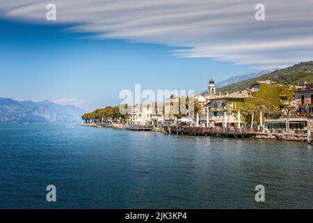 Mit Blick auf die Küste von Torri del Benaco, Gardasee, Italien Stockfoto