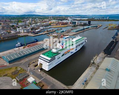 Leith, Schottland, Großbritannien. 30.. Juli 2022. Blick auf die estnische Fähre MS Victoria an einem Dock in Leith, Edinburgh. Die Fähre wurde erworben, um ukrainische Flüchtlinge, die in Schottland angekommen sind, vorübergehend unterbringen zu können. Die ersten Flüchtlinge sind bereits in Kabinen an Bord eingezogen. Iain Masterton/Alamy Live News Stockfoto