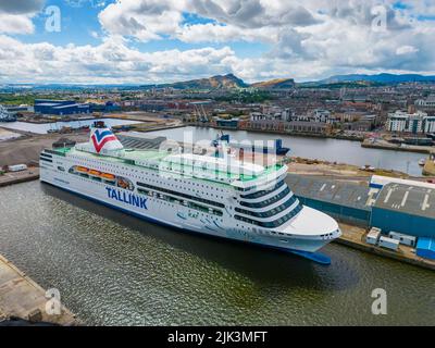 Leith, Schottland, Großbritannien. 30.. Juli 2022. Blick auf die estnische Fähre MS Victoria an einem Dock in Leith, Edinburgh. Die Fähre wurde erworben, um ukrainische Flüchtlinge, die in Schottland angekommen sind, vorübergehend unterbringen zu können. Die ersten Flüchtlinge sind bereits in Kabinen an Bord eingezogen. Iain Masterton/Alamy Live News Stockfoto