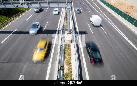 Stuttgart, Deutschland. 30.. Juli 2022. Autos fahren auf der Autobahn A8 in der Nähe des Stuttgarter Flughafens. Das erste Urlaubswochenende war in Baden-Württemberg an den Flughäfen, auf der Straße, an den Bahnhöfen und Fernbusstationen voll. Quelle: Christoph Schmidt/dpa/Alamy Live News Stockfoto