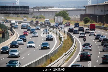 Stuttgart, Deutschland. 30.. Juli 2022. Autos fahren auf der Autobahn A8 in der Nähe des Stuttgarter Flughafens. Das erste Urlaubswochenende war in Baden-Württemberg an den Flughäfen, auf der Straße, an den Bahnhöfen und Fernbusstationen voll. Quelle: Christoph Schmidt/dpa/Alamy Live News Stockfoto