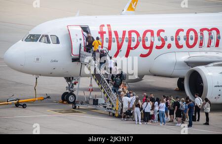 Stuttgart, Deutschland. 30.. Juli 2022. Passagiere steigen am Flughafen in einen Airbus A320 NEO der türkischen Fluggesellschaft Pegasus ein. Das erste Urlaubswochenende war in Baden-Württemberg an den Flughäfen, auf den Straßen, an Bahn- und Fernbusstationen voll. Quelle: Christoph Schmidt/dpa/Alamy Live News Stockfoto