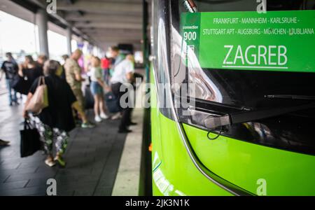 Stuttgart, Deutschland. 30.. Juli 2022. Ein Fernbus zeigt den Fahrgästen am Stuttgarter Flughafen Busterminal (SAB) das Ziel Zagreb in Kroatien. Das erste Urlaubswochenende war in Baden-Württemberg an den Flughäfen, auf den Straßen, an Bahn- und Fernbusstationen voll. Quelle: Christoph Schmidt/dpa/Alamy Live News Stockfoto