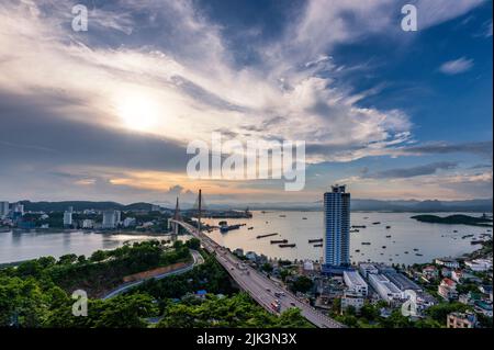 Bai Chay Brücke in Ha Long Stadt, Quang Ninh Provinz, Vietnam in Sonnenuntergang Stockfoto