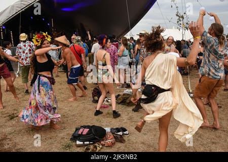 Malmesbury, Großbritannien. 29.. Juli 2022. Das WOMAD (World of Music and Dance) Festival fand im Charlton Park, Wiltshire, statt. Zum vierzigsten Jubiläum des Festivals versammelten sich Acts aus der ganzen Welt. Kredit: ZUMA Press, Inc./Alamy Live Nachrichten Stockfoto