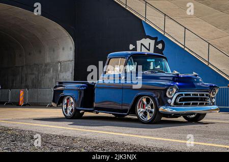 Libanon, TN - 14. Mai 2022: Weitwinkel-Vorderansicht eines Chevrolet 3100 Stepside Pickup Trucks aus dem Jahr 1957, der eine lokale Automesse verlässt. Stockfoto