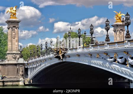 Blick auf die Alexander III Brücke (Pont Alexandre III) während des sonnigen Sommertages Stockfoto