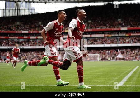 Gabriel Jesus von Arsenal (rechts) feiert mit Gabriel Martinelli, nachdem er beim Emirates-Cup-Finale im Emirates Stadium, London, das fünfte Tor seiner Seite erzielt hat. Bilddatum: Samstag, 30. Juli 2022. Stockfoto