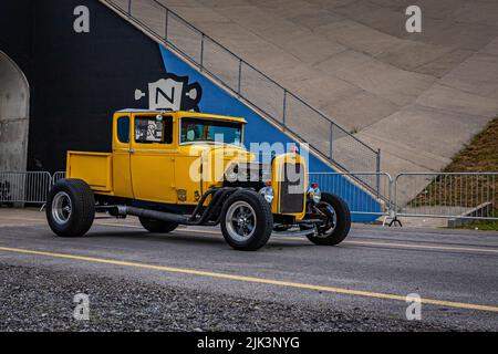 Libanon, TN - 14. Mai 2022: Weitwinkel-Vorderansicht eines Ford Modells 1932, Eines Hot Rod Pickup, der eine lokale Automesse verlässt. Stockfoto