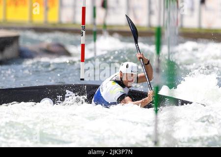 Augsburg, Deutschland. 30.. Juli 2022. Kanu/Slalom: Weltmeisterschaft, Kajak-Single, Halbfinale, Männer. VIT Prindis aus der Tschechischen Republik im Einsatz. Quelle: Christian Kolbert/Kolbert-Press/dpa/Alamy Live News Stockfoto