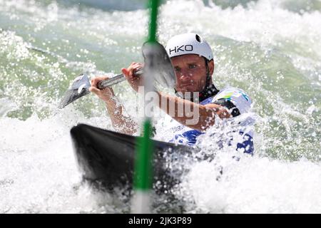 Augsburg, Deutschland. 30.. Juli 2022. Kanu/Slalom: Weltmeisterschaft, Kajak-Single, Halbfinale, Männer. VIT Prindis aus der Tschechischen Republik im Einsatz. Quelle: Christian Kolbert/Kolbert-Press/dpa/Alamy Live News Stockfoto