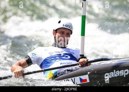 Augsburg, Deutschland. 30.. Juli 2022. Kanu/Slalom: Weltmeisterschaft, Kajak-Single, Halbfinale, Männer. VIT Prindis aus der Tschechischen Republik im Einsatz. Quelle: Christian Kolbert/Kolbert-Press/dpa/Alamy Live News Stockfoto