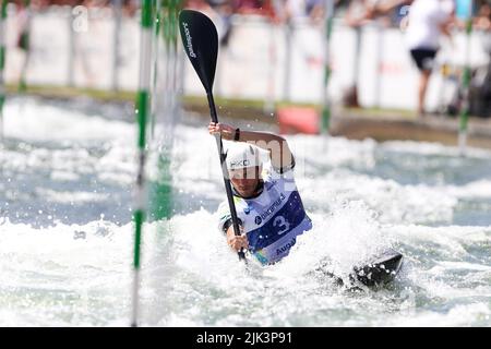 Augsburg, Deutschland. 30.. Juli 2022. Kanu/Slalom: Weltmeisterschaft, Kajak-Single, Halbfinale, Männer. VIT Prindis aus der Tschechischen Republik im Einsatz. Quelle: Christian Kolbert/Kolbert-Press/dpa/Alamy Live News Stockfoto