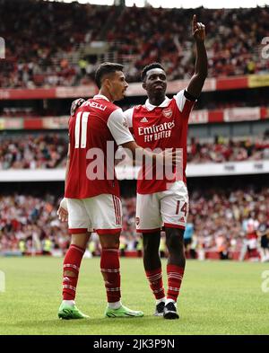 Eddie Nketiah von Arsenal (rechts) feiert mit Gabriel Martinelli, nachdem sie beim Emirates Cup-Finale im Emirates Stadium, London, das sechste Tor ihrer Spielmannschaft erzielt hatte. Bilddatum: Samstag, 30. Juli 2022. Stockfoto