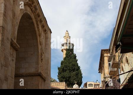 Minarett der Omar ibn al-Khattab Moschee in Jerusalem in der Nähe der Grabeskirche. Stockfoto