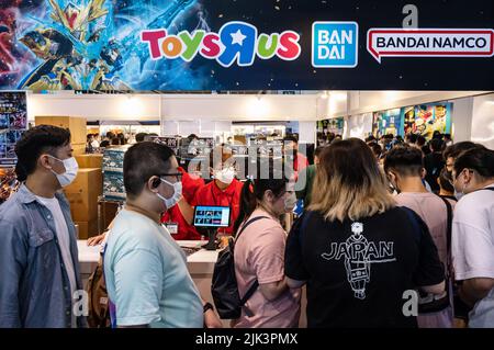 Hongkong, China. 29.. Juli 2022. Besucher stehen in lin am Stand der amerikanischen multinationalen Spielzeugkette Toys 'R' US, die unter anderem Ban Dai-Waren während der Ani-com & Games ACGHK-Messe im Convention and Exhibition Center in Hongkong verkauft. (Foto von Budrul Chukrut/SOPA Images/Sipa USA) Quelle: SIPA USA/Alamy Live News Stockfoto