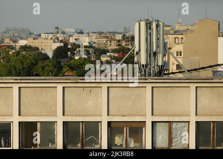 Bukarest, Rumänien - 30. Juli, 2022:4G Uhr und 5G Antennen auf einem Wohnblock in der Altstadt von Bukarest während des Sonnenuntergangs. Stockfoto