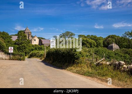 Die Straße, die nach Penmon Priory und Dovecote, Isle of Anglesey, Nordwales, führt Stockfoto