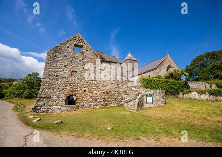 Penmon Priory und St. Seriol's Kirche in Penmon Point, Isle of Anglesey, Nordwales Stockfoto