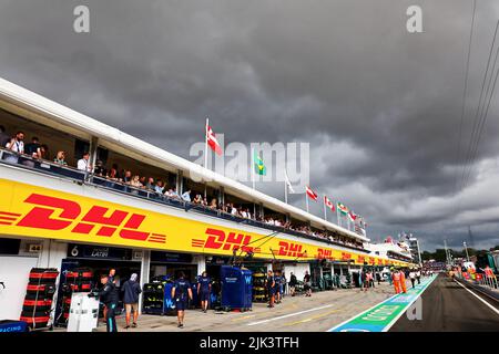 Mogyorod, Ungarn. Circuit Atmosphäre - dunkle Wolken über der Boxengasse vor dem Qualifying. 30.07.2022. Formel 1 Weltmeisterschaft, Rd 13, Großer Preis Von Ungarn, Budapest, Ungarn, Qualifizierender Tag. Bildnachweis sollte lauten: XPB/Press Association Images. Stockfoto