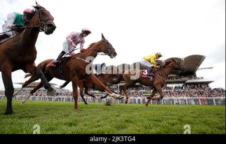 Sea La Rosa (rechts) mit dem Jockey Tom Marquand auf dem Weg zum Sieg der Qatar Lillie Langtry Stakes am fünften Tag des Qatar Goodwood Festival 2022 auf der Goodwood Racecourse, Chichester. Bilddatum: Samstag, 30. 2022. Stockfoto