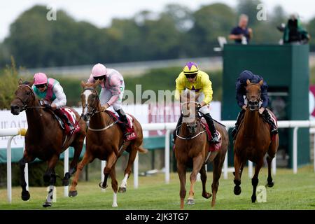 Sea La Rosa (zweite von rechts) mit Jockey Tom Marquand auf dem Weg zum Sieg der Qatar Lillie Langtry Stakes am fünften Tag des Qatar Goodwood Festival 2022 auf der Goodwood Racecourse, Chichester. Bilddatum: Samstag, 30. 2022. Stockfoto