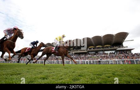 Sea La Rosa (rechts) mit dem Jockey Tom Marquand auf dem Weg zum Sieg der Qatar Lillie Langtry Stakes am fünften Tag des Qatar Goodwood Festival 2022 auf der Goodwood Racecourse, Chichester. Bilddatum: Samstag, 30. 2022. Stockfoto