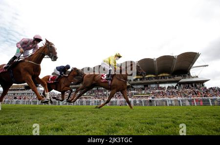 Sea La Rosa (rechts) mit dem Jockey Tom Marquand auf dem Weg zum Sieg der Qatar Lillie Langtry Stakes am fünften Tag des Qatar Goodwood Festival 2022 auf der Goodwood Racecourse, Chichester. Bilddatum: Samstag, 30. 2022. Stockfoto