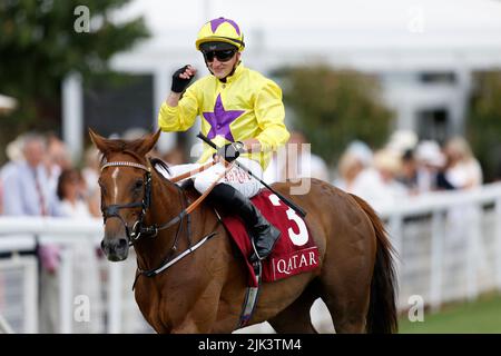 Sea La Rosa wird von Jockey Tom Marquand geritten, nachdem er am fünften Tag des Qatar Goodwood Festival 2022 auf der Goodwood Racecourse in Chichester die Qatar Lillie Langtry Stakes gewonnen hat. Bilddatum: Samstag, 30. 2022. Stockfoto