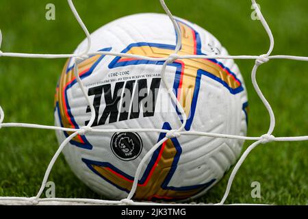 GTECH Community Stadium, London, Großbritannien. 30.. Juli 2022. Freundlicher Fußball vor der Saison, Brentford gegen Real Betis; der neue 2022/23 Nike Flight Premier League Ball im Netting Credit: Action Plus Sports/Alamy Live News Stockfoto