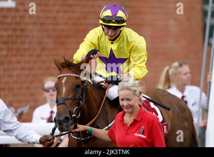 Sea La Rosa wird von Jockey Tom Marquand geritten, nachdem er am fünften Tag des Qatar Goodwood Festival 2022 auf der Goodwood Racecourse in Chichester die Qatar Lillie Langtry Stakes gewonnen hat. Bilddatum: Samstag, 30. 2022. Stockfoto